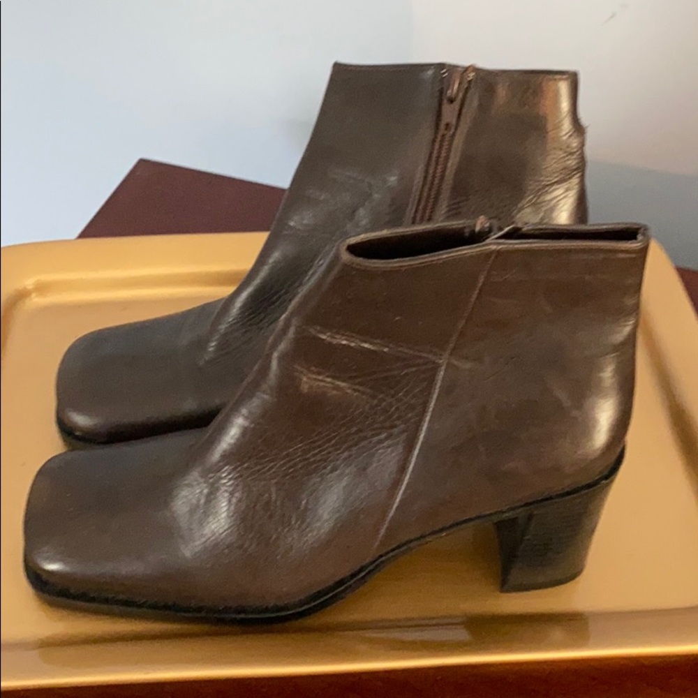 Genuine leather boot w/ thick heel women’s 10